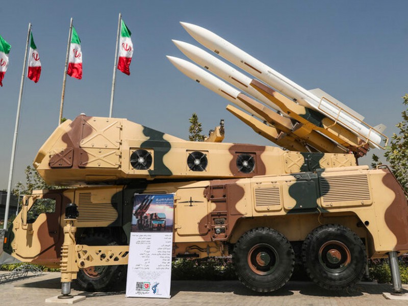 Con ataque simulado, Irán prueba nuevo sistema de misiles antiaéreos