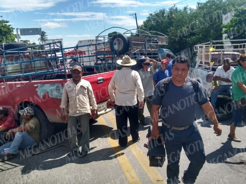 Con bloqueo, campesinos exigen agua en Tehuantepec