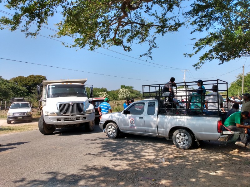 Con bloqueo carretero demandan incremento salarial