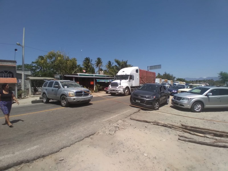 Con bloqueo carretero demandan recursos para agua potable en Jalapa