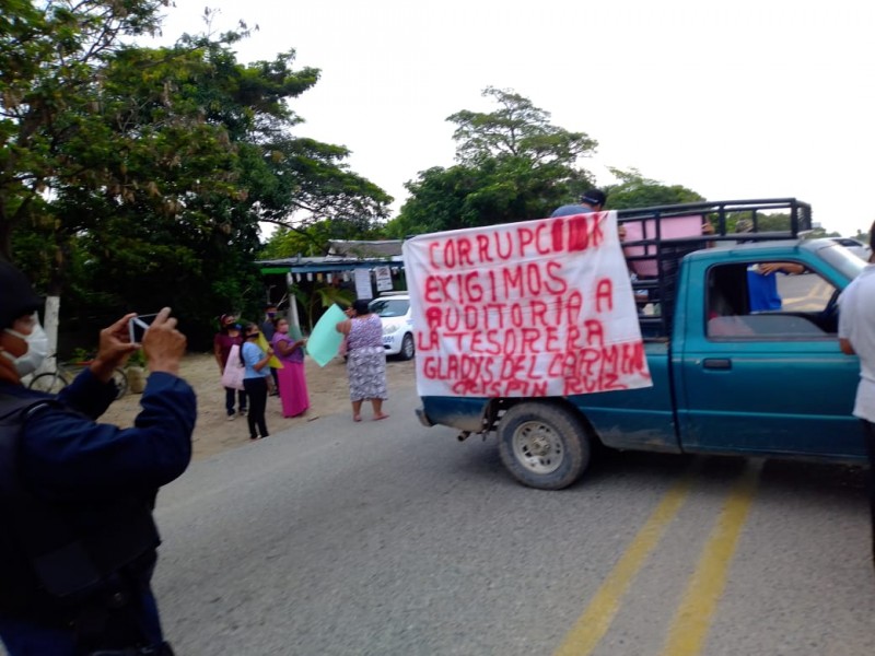 Con bloqueo carretero denuncian presunta corrupción en reconstrucción de Técnica#69