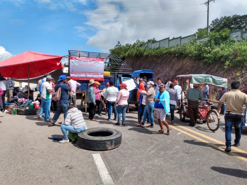 Con bloqueo carretero exigen recuperación de escuela