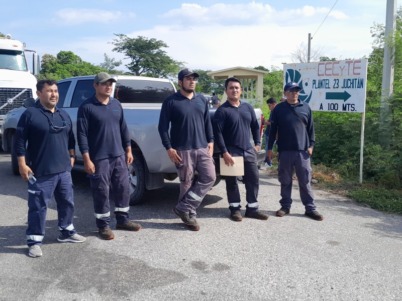 Con bloqueo carretero exigen ser reinstalados en sus labores