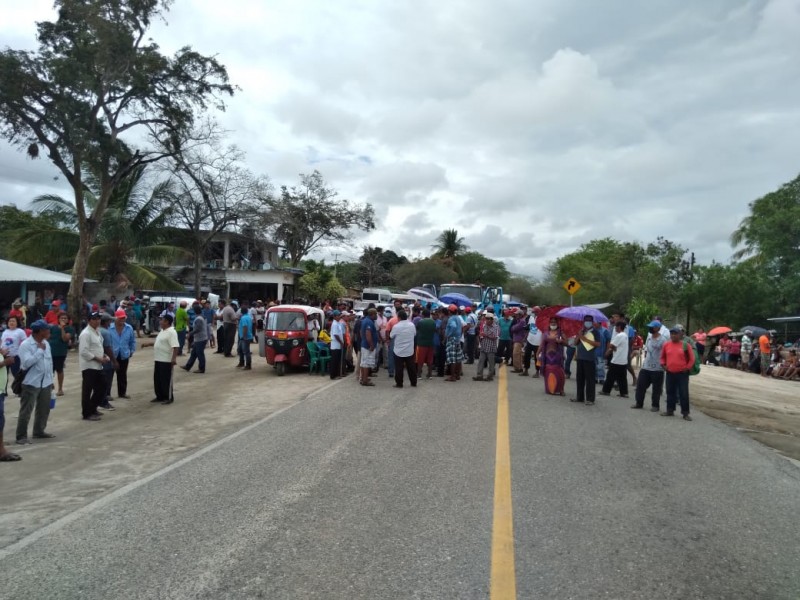 Con bloqueo carretero exigen transparencia en obra municipal; Coyul Huamelula