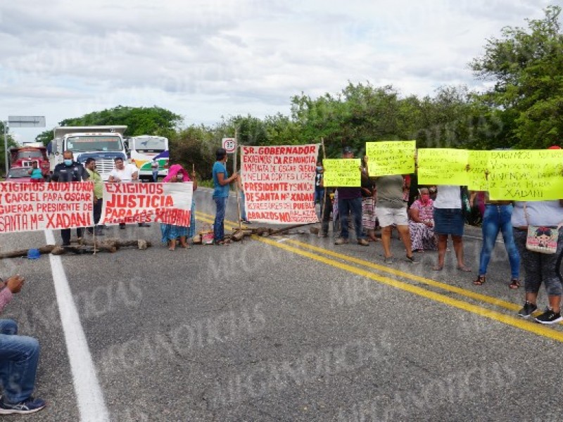 Con bloqueo carretero piden censo de vivienda en Xadani, Oaxaca