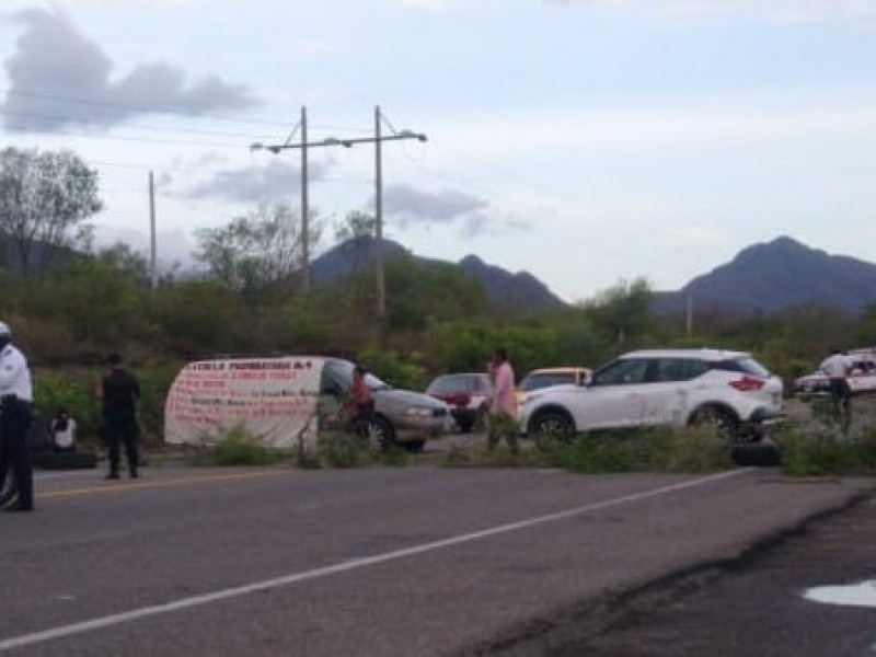 Con bloqueo carretero piden reconocimiento de director de Preparatoria No.4