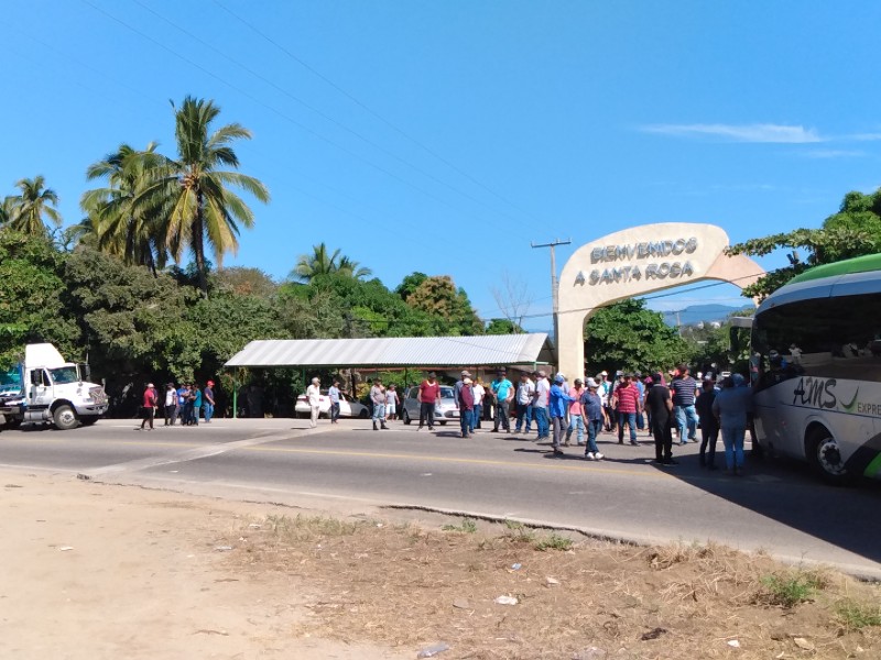 Con bloqueo carretero piden seguridad en la sierra