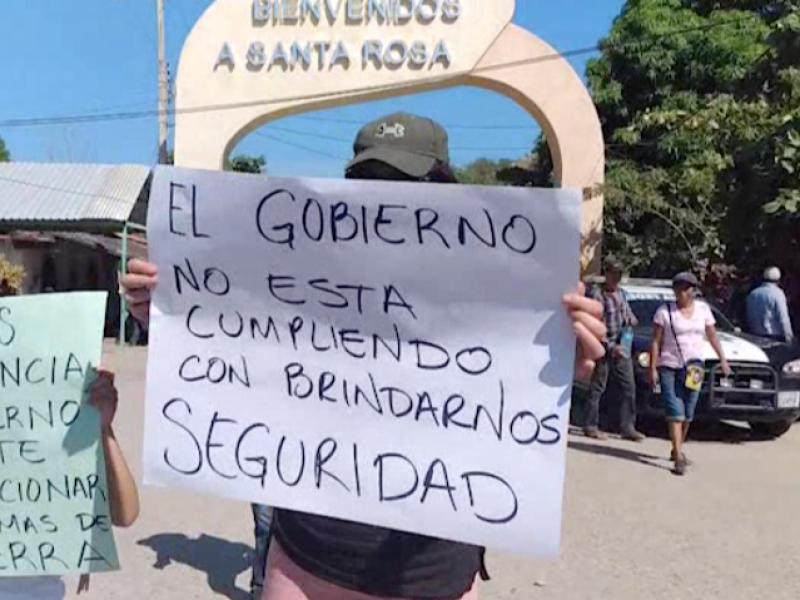 Con bloqueo carretero piden seguridad en la sierra