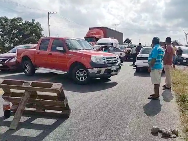 Con bloqueo carretero protestan por la muerte de un conductor