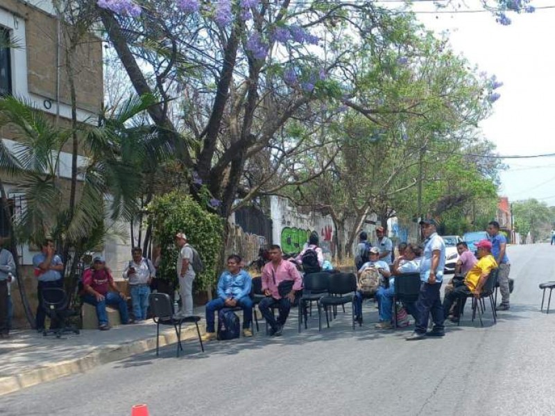 Con bloqueo comisariados ejidales exigen inclusión a programa caminos artesanales