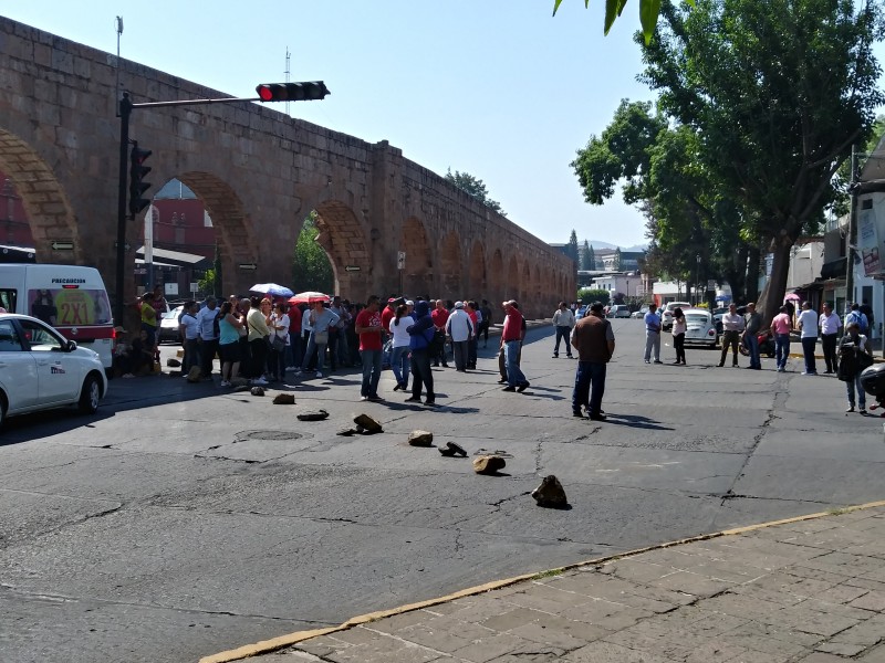 Con bloqueo de avenidas docentes exigen pagar bonos