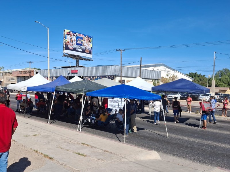 Con bloqueo de calles y plantón se manifiestan docentes