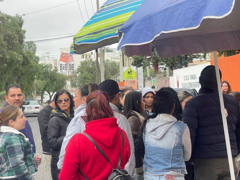 Padres de familia de la escuela Eulalia Guzmán Barrón bloquean vialidad