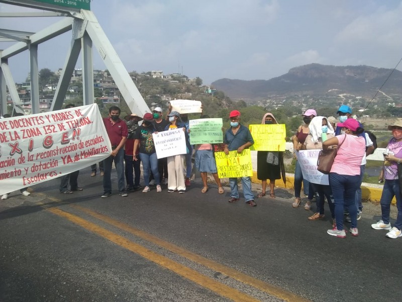 Con bloqueo demandan reconstrucción de escuela en Tehuantepec