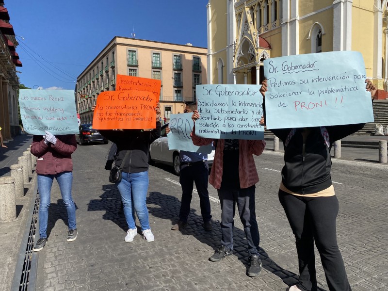 Con bloqueo, docentes exigen plazas a Cuitláhuac