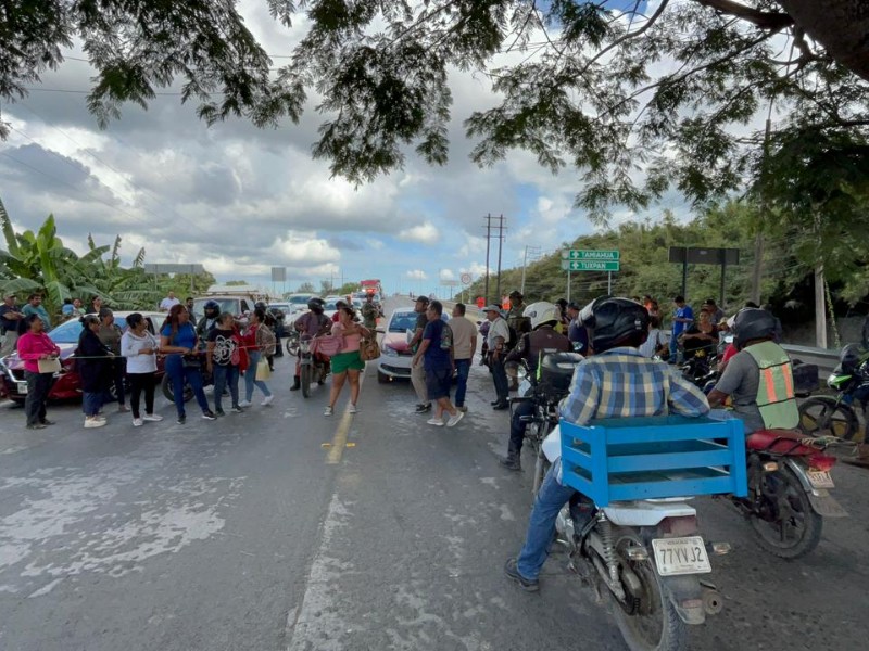 Con bloqueo en Puente Tuxpan exigen censos tras contingencia