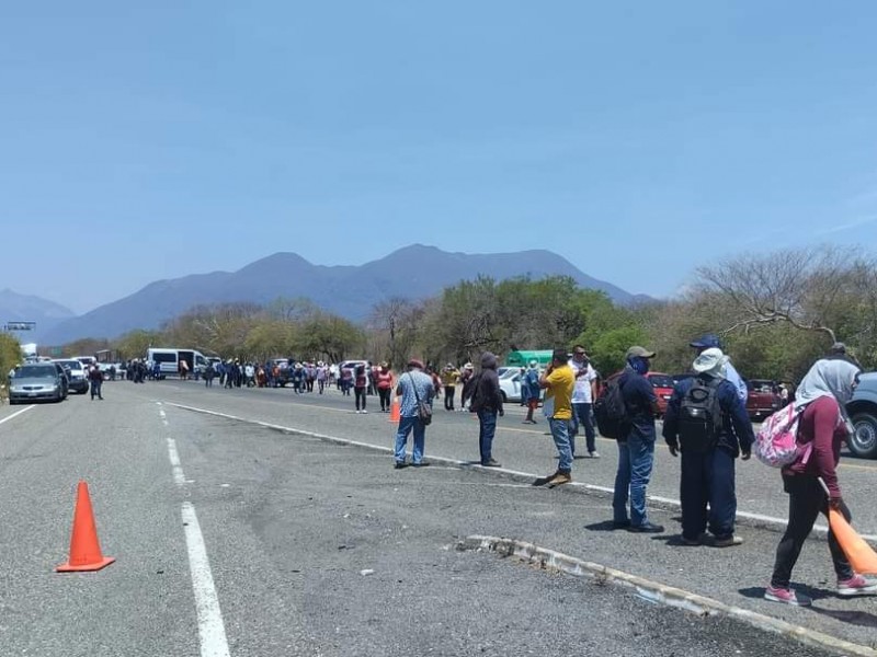 Con bloqueo exigen ayuda aérea para incendio en Santigo Lachiguiri