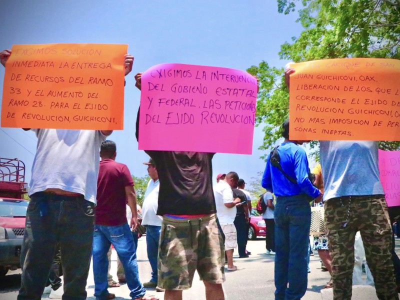 Con bloqueo, exigen obras para ejido la revolución en Guichicovi