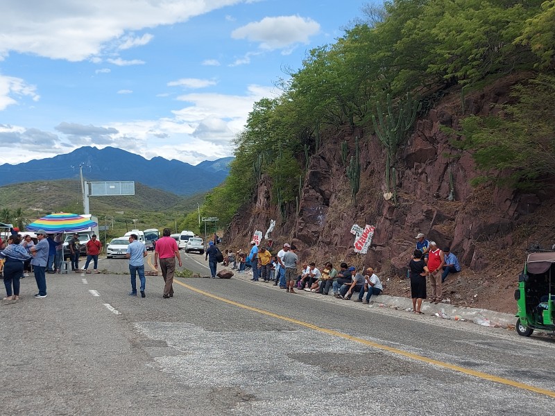 Con bloqueo exigen pago de electricidad para bombeo de agua