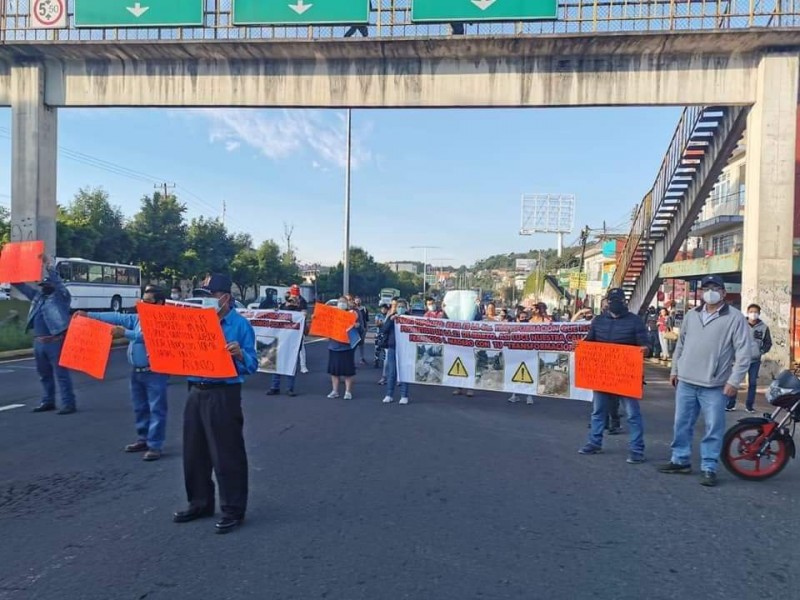 Con bloqueo, exigen pavimentación en la colonia 21 de Marzo