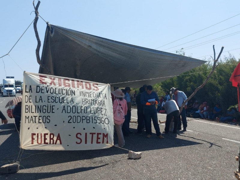 Con bloqueo piden  reactivación inmediata de Escuela Primaria