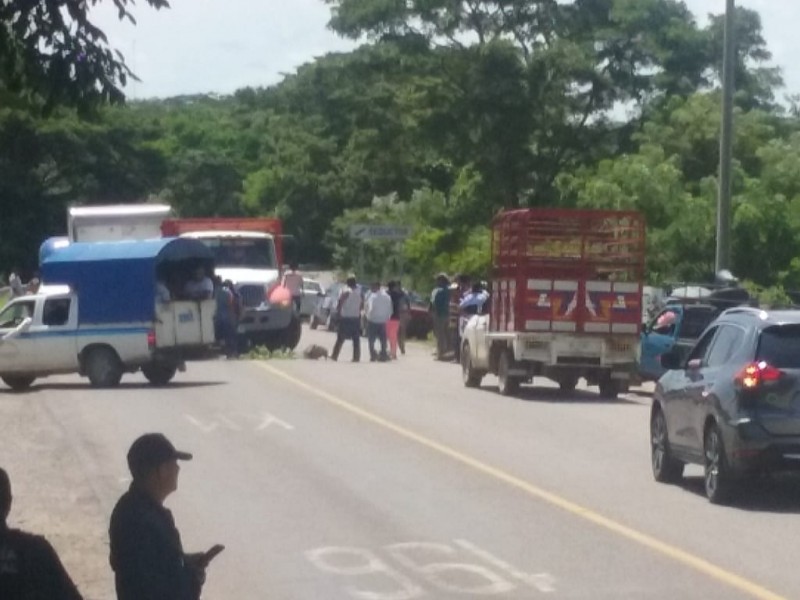 Con bloqueo protestan por traslado de reclusos MatíasRomero