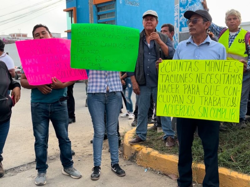 Con bloqueo vecinos exigen concluir reparación de calle