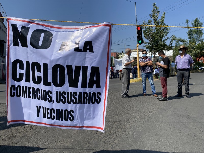 Con bloqueo, vecinos se oponen a ciclovía de Ruiz Cortines