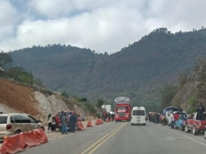 Con bloqueos carreteros amanece Chiapas este lunes