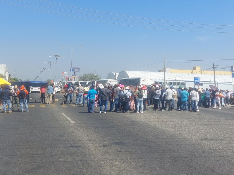 Con bloqueos, S-22 genera caos en tramos carreteros de Oaxaca