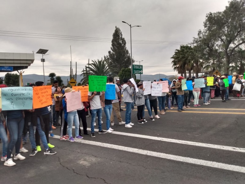 Con bloqueos simultáneos exigen retiro de gasolineras