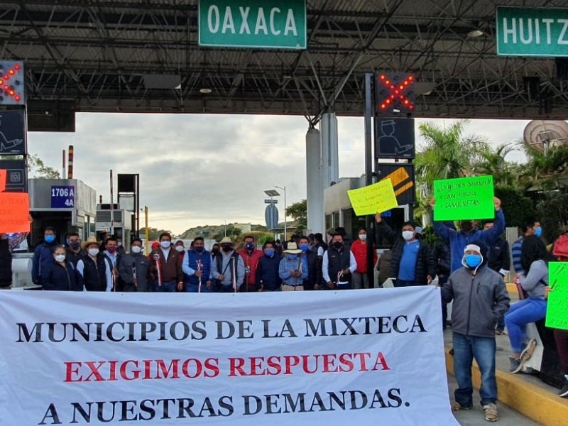 Con bloqueos y protestas, autoridades de la Mixteca exigen recursos