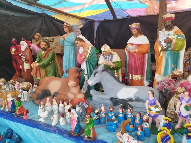Con buenas expectativas de artesanos, instalan tianguis navideño en Zamora