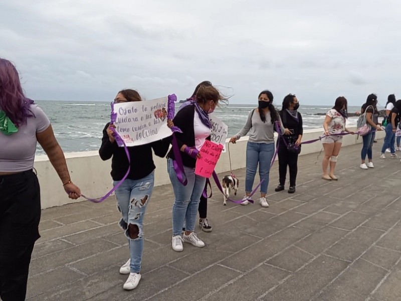 Con cadena humana feministas protestan contra la violencia de género