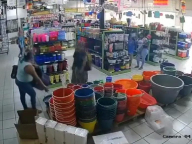 Con cámara de seguridad captan a farderos cometiendo un robo