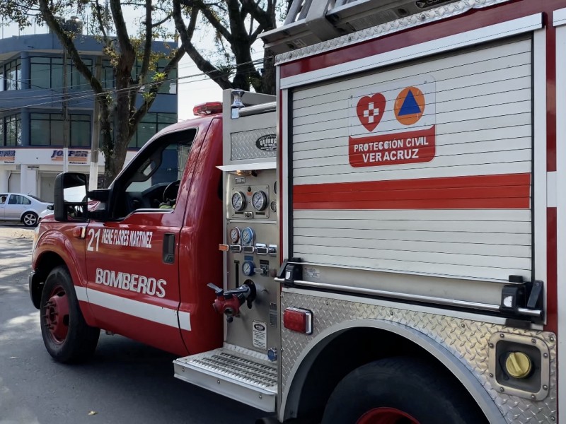 Con caravana y dulces, bomberos xalapeños celebraron Día de Reyes