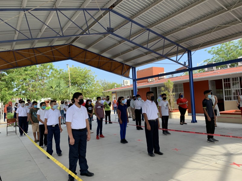 Con ceremonia de bienvenida regresan a las aulas