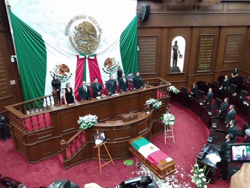 Con ceremonia despiden diputados a Erik Juárez Blanquet