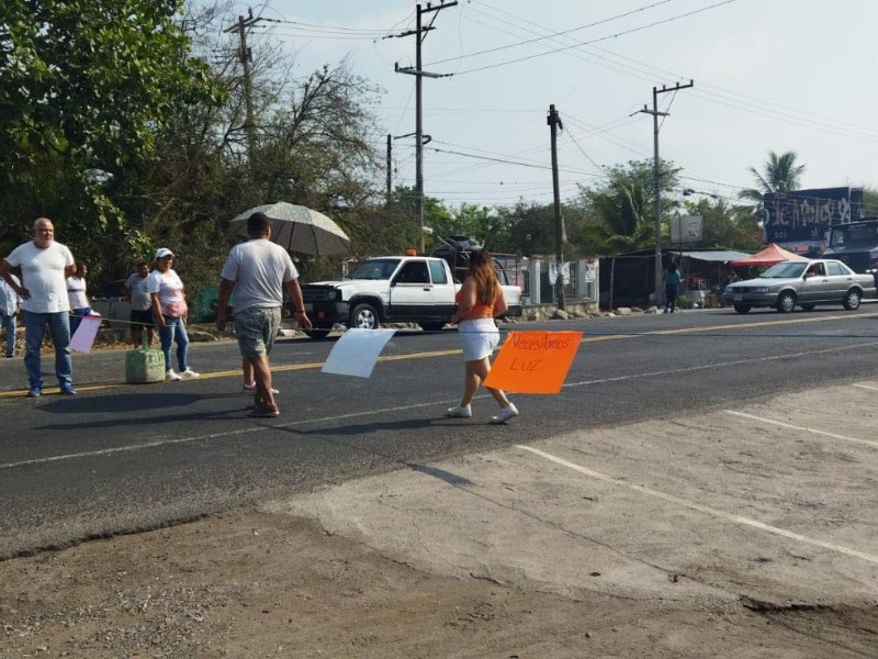 Con cierre de carretera, protestan contra CFE