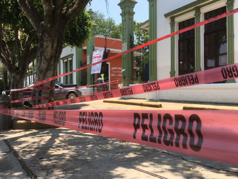 Con cintas, cierran panteones municipales de Xalapa