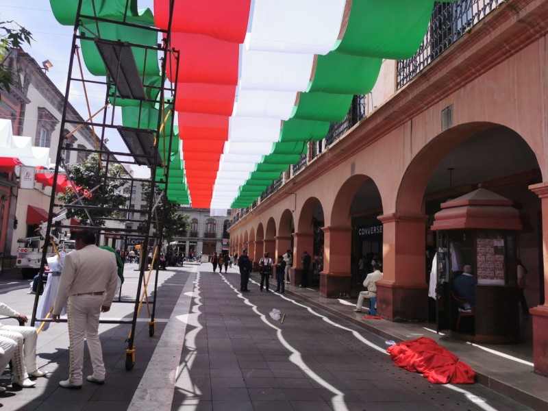 Con colores tricolor se viste el Andador Constitución