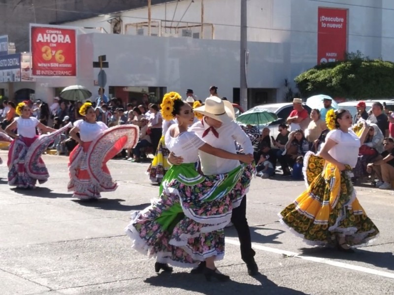 Con colorido desfile conmemoran el 113 aniversario de la revolución