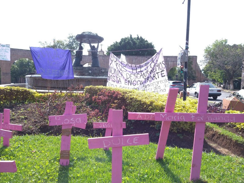 Con cruces rosas exigen justicia para víctimas de feminicidio