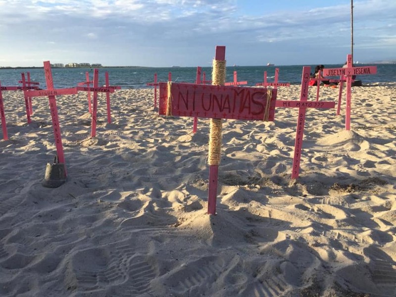 Con cruces rosas piden alto violencia a mujeres