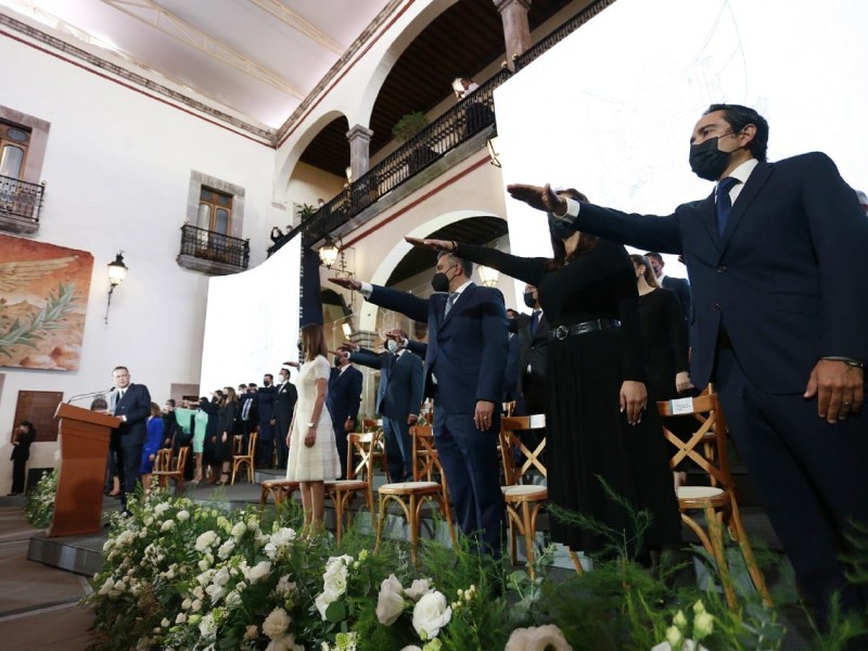 Con decálogo, Mauricio Kuri toma protesta a su Gabinete