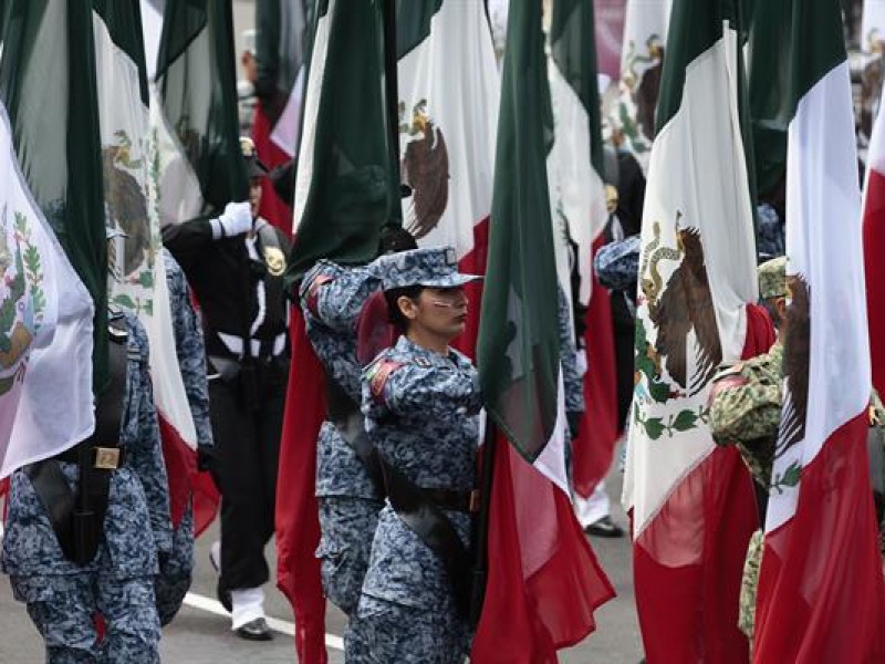 Con desfile militar conmemoran la Independencia de México