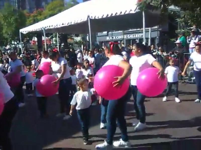 Con desfile niños y jóvenes conmemoran Revolución Mexicana