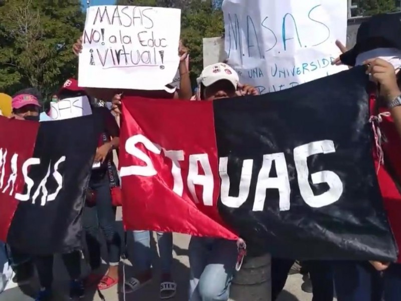 Con diversas manifestaciones reciben a AMLO en Acapulco