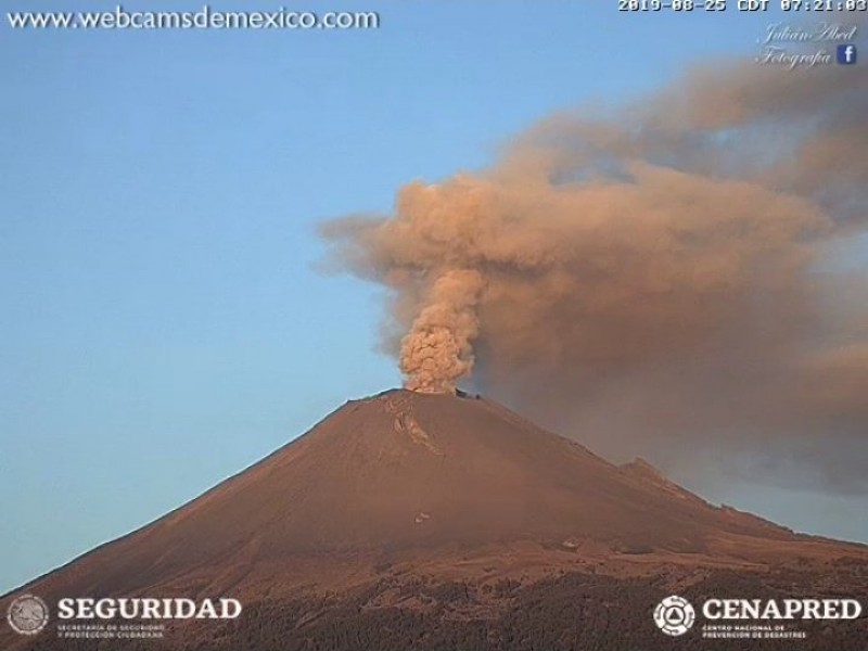 Con dos explosiones despierta el Popocatépetl