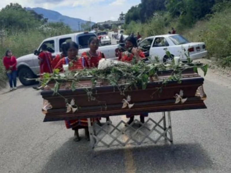 Con el cuerpo dentro del féretro, instalan bloqueo en Juxtlahuaca